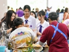 การจำหน่ายอาหาร เครื่องดื่ม และช้อนไข่ลุ้นโชค ก่อนงานประจำปี ... Image 152