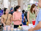 การจำหน่ายอาหาร เครื่องดื่ม และช้อนไข่ลุ้นโชค ก่อนงานประจำปี ... Image 396