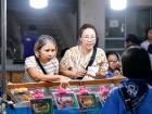การจำหน่ายอาหาร เครื่องดื่ม และช้อนไข่ลุ้นโชค ก่อนงานประจำปี ... Image 397