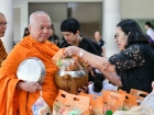 พิธีทำบุญตักบาตร เพื่อถวายเป็นพระราชกุศลแด่ สมเด็จพระนางเจ้า ... Image 95