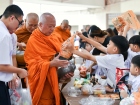 พิธีทำบุญตักบาตร เพื่อถวายเป็นพระราชกุศลแด่ สมเด็จพระนางเจ้า ... Image 120