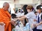 พิธีทำบุญตักบาตร เพื่อถวายเป็นพระราชกุศลแด่ สมเด็จพระนางเจ้า ... Image 124