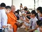 พิธีทำบุญตักบาตร เพื่อถวายเป็นพระราชกุศลแด่ สมเด็จพระนางเจ้า ... Image 139
