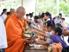 พิธีทำบุญตักบาตร เพื่อถวายเป็นพระราชกุศลแด่ สมเด็จพระนางเจ้า ... Image 147