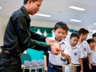 พิธีหล่อเทียนพรรษา เนื่องในวันอาสาฬหบูชาและวันเข้าพรรษา ประจ ... Image 37