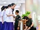 พิธีหล่อเทียนพรรษา เนื่องในวันอาสาฬหบูชาและวันเข้าพรรษา ประจ ... Image 48
