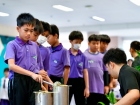 พิธีหล่อเทียนพรรษา เนื่องในวันอาสาฬหบูชาและวันเข้าพรรษา ประจ ... Image 86