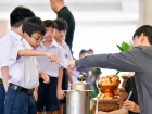 พิธีหล่อเทียนพรรษา เนื่องในวันอาสาฬหบูชาและวันเข้าพรรษา ประจ ... Image 174