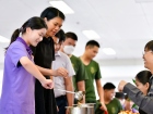พิธีหล่อเทียนพรรษา เนื่องในวันอาสาฬหบูชาและวันเข้าพรรษา ประจ ... Image 180