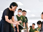 พิธีหล่อเทียนพรรษา เนื่องในวันอาสาฬหบูชาและวันเข้าพรรษา ประจ ... Image 181