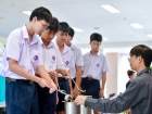 พิธีหล่อเทียนพรรษา เนื่องในวันอาสาฬหบูชาและวันเข้าพรรษา ประจ ... Image 192