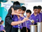 พิธีหล่อเทียนพรรษา เนื่องในวันอาสาฬหบูชาและวันเข้าพรรษา ประจ ... Image 198